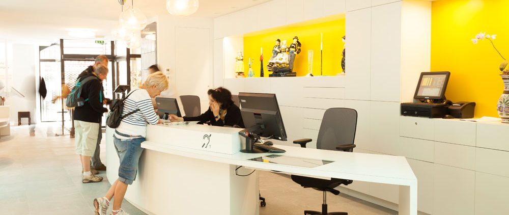 Bank für Personen mit eingeschränkter Mobilität im Tourismusbüro von Quimper cornouaille