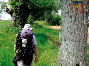 Pélerin sur le chemin de Saint Jacques de Compostelle entre Douarnenez et Quimper