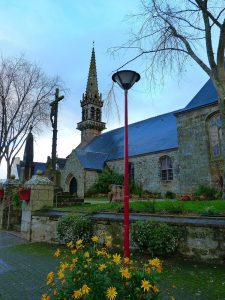 Iglesia de San Pedro en Briec en pays Glazik