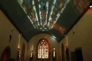 Interior de la capilla de San Sinforiano en Edern