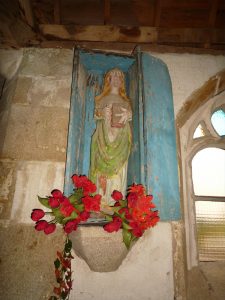 Polychrome Holzstatue aus der Kapelle Notre Dame du Hellen in Edern