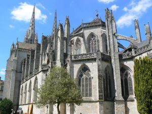 De gotische steunberen van de Saint Corentin kathedraal