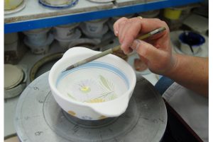 decoration of a bowl henriot Quimper by a painter