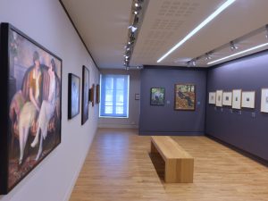 Tentoonstellingszaal van het museum Pont Aven