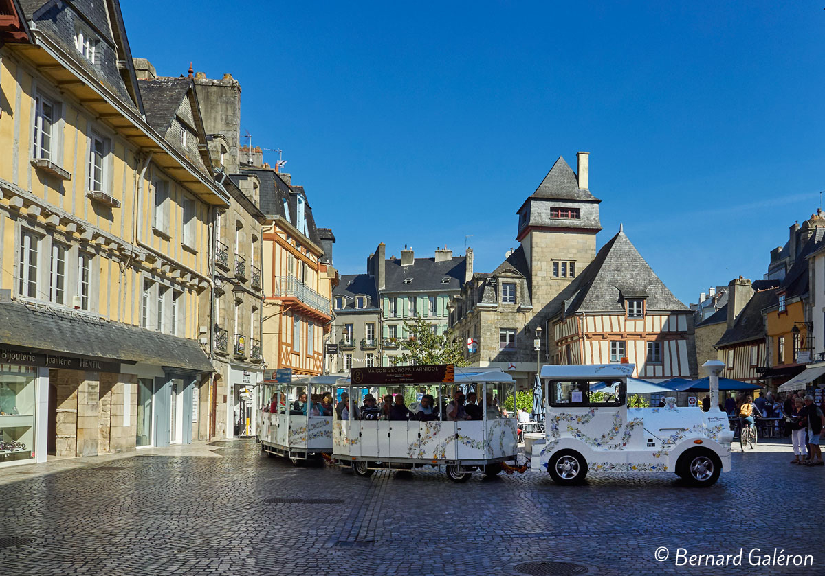 quimper-en-ete-visite-en-petit-train-place-terre-au-duc-photo-bernard-galeron-2