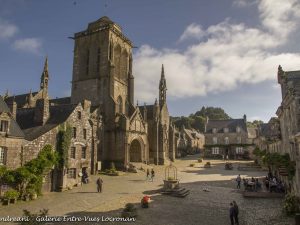 place-de-l-eglise-locronan-2-photo-paulette-andreani-galerie-entre-vues