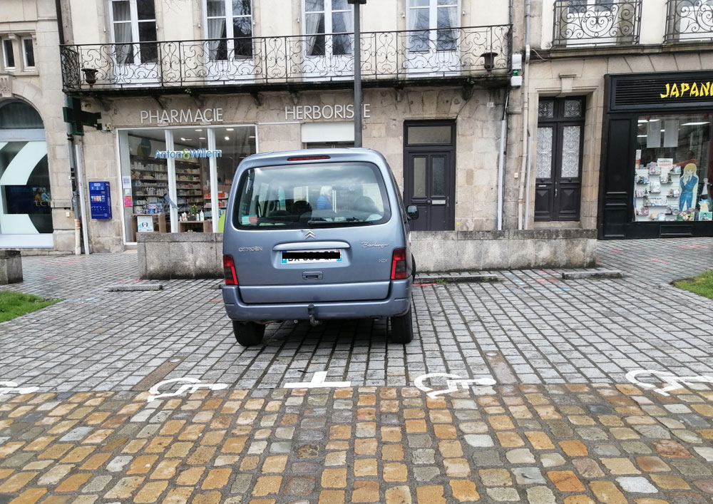 places-de-parking-pour-personnes-en-situation-de-handicap-quimper-place-saint-corentin-5