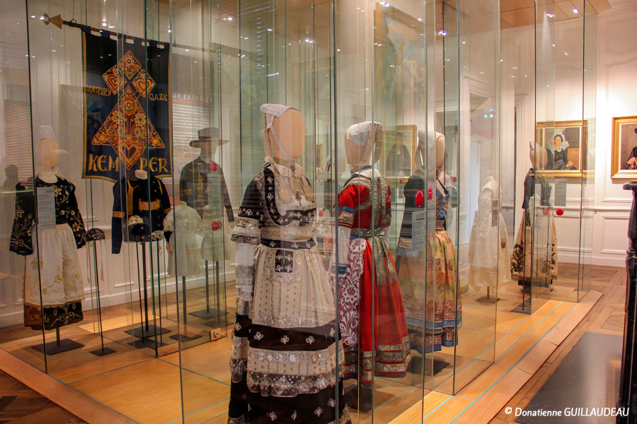 musee-departemental-breton-quimper-salle-des-costumes-bretons-3©crtb-GUILLAUDEAU-Donatienne-1