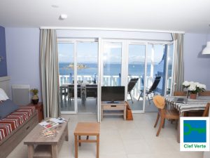 pv-le-coteau-et-la-mer-douarnenez-salon-with-balcony-sea-view-2