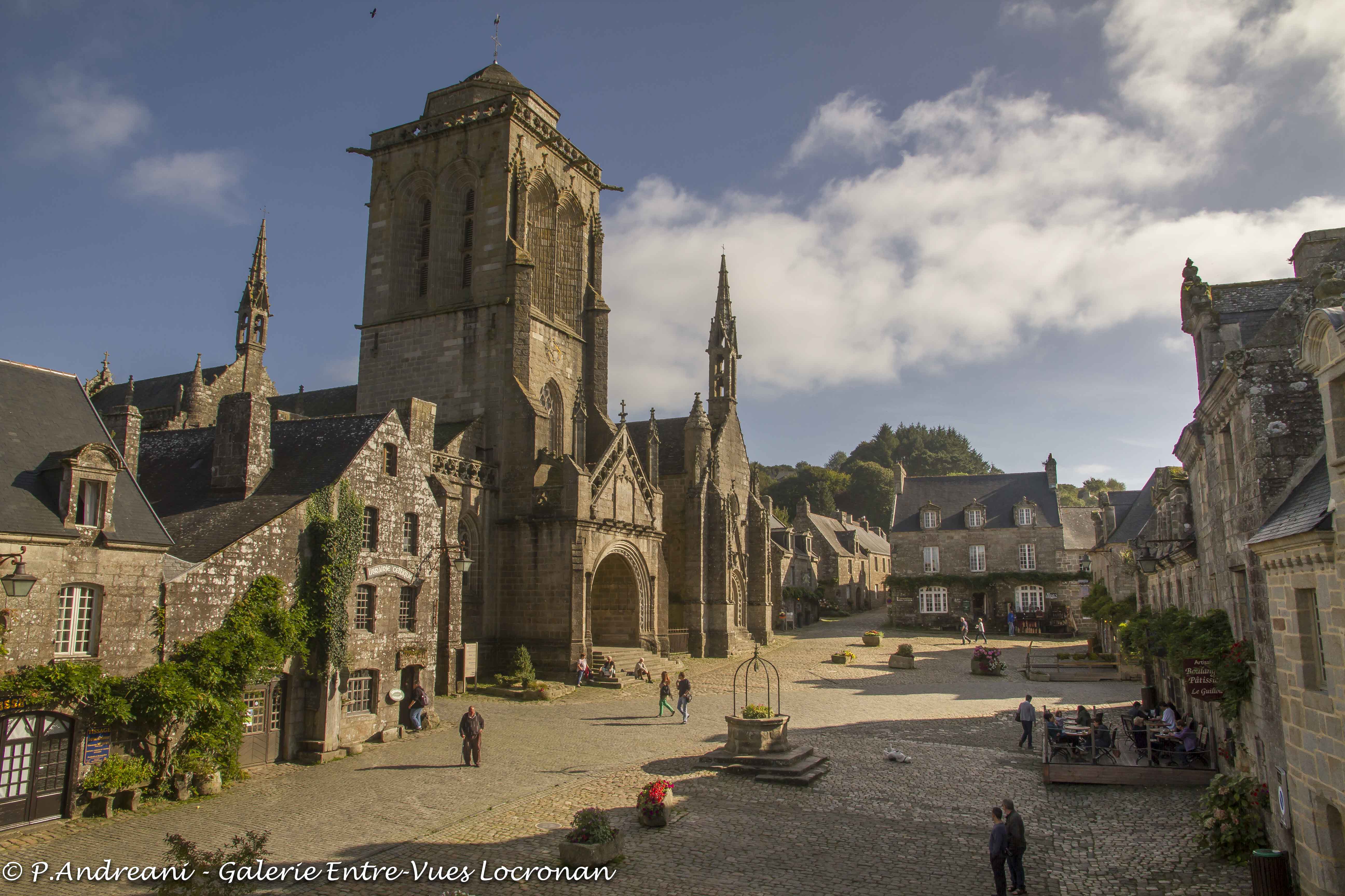 place-de-l'église-locronan-2-photo-paulette-andreani-gallery-entre-vues