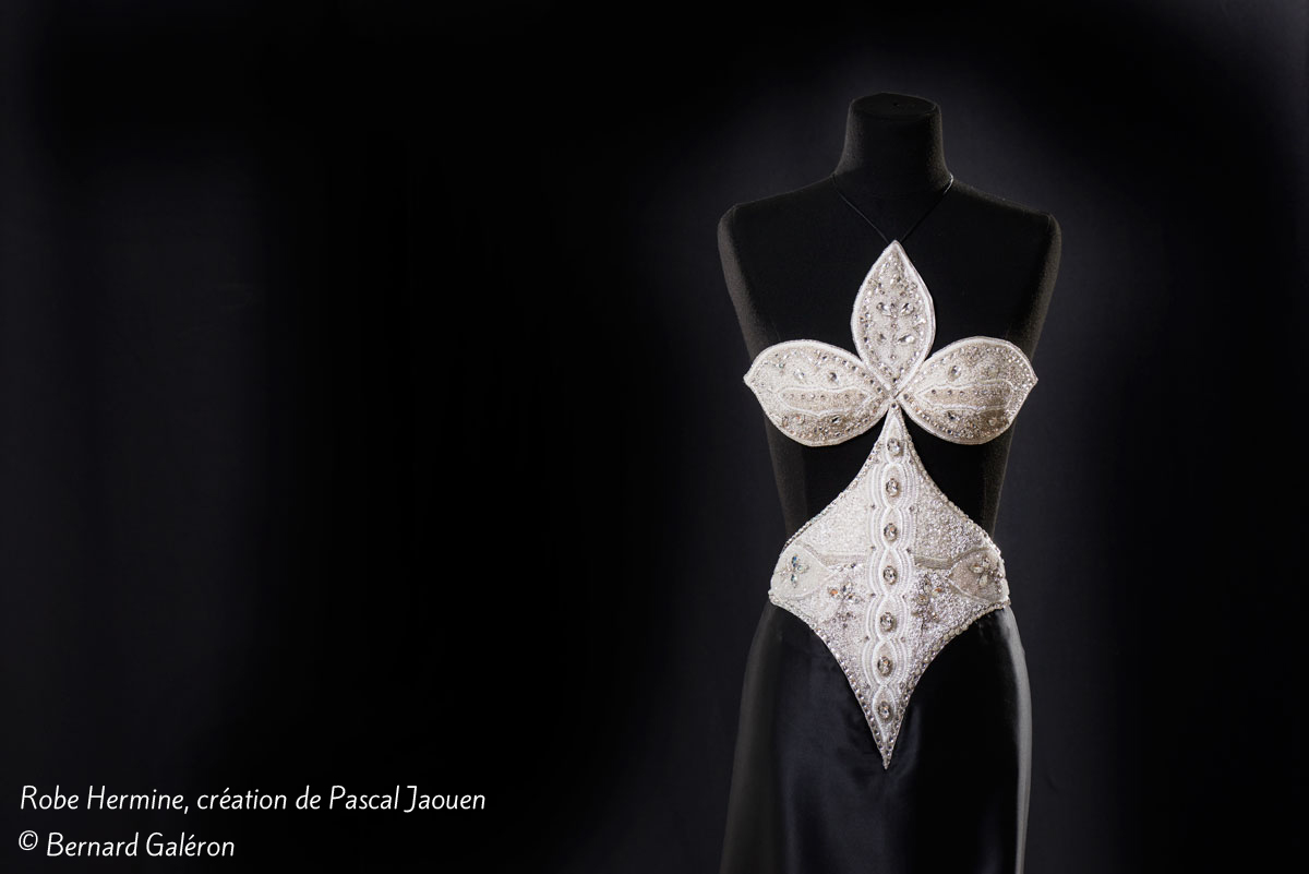 ecole-de-broderie-d-art-pascal-jaouen-de-quimper-robe-hermine-collection-gwenn-ha-du-photo-bernard-galeron-1