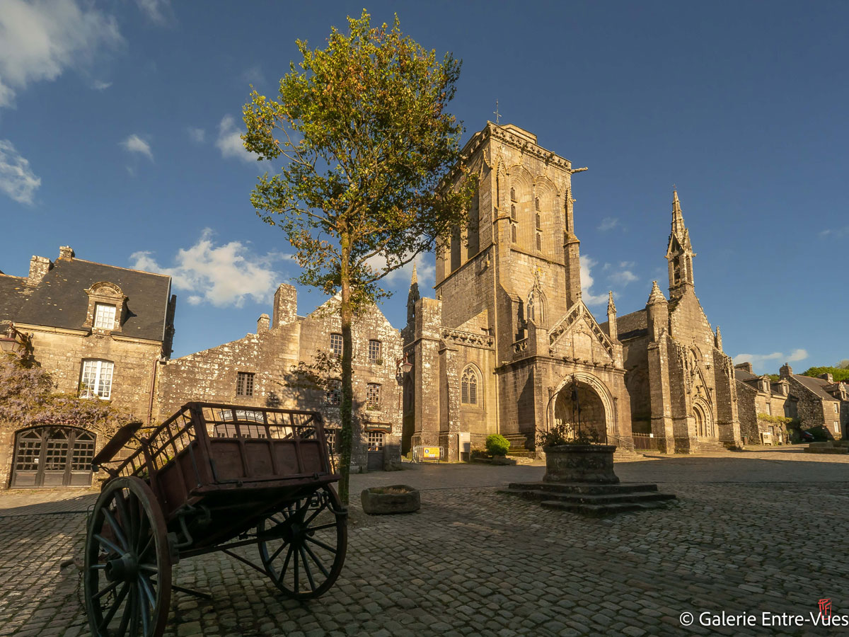 place-de-l-eglise-arbre-de-mai-locronan-photo-thierry-fontaine-galerie-entre-vues