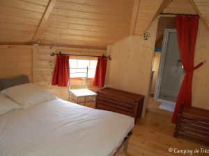camping-de-trezulien-douarnenez-hebergement-insolite-kota-finlandais-interieur-1-2