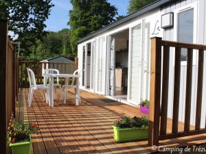 camping-de-trezulien-douarnenez-mobil-home-grand-large-terrasse-2