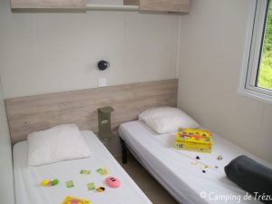 camping-de-trezulien-douarnenez-mobil-home-pacifique-b-interieur-chambre-twin-2