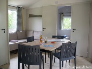camping-de-trezulien-douarnenez-mobil-home-pacifique-b-interieur-salon-2