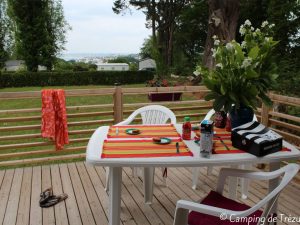 camping-de-trezulien-douarnenez-mobil-home-pacifique-vue-depuis-terrasse-2