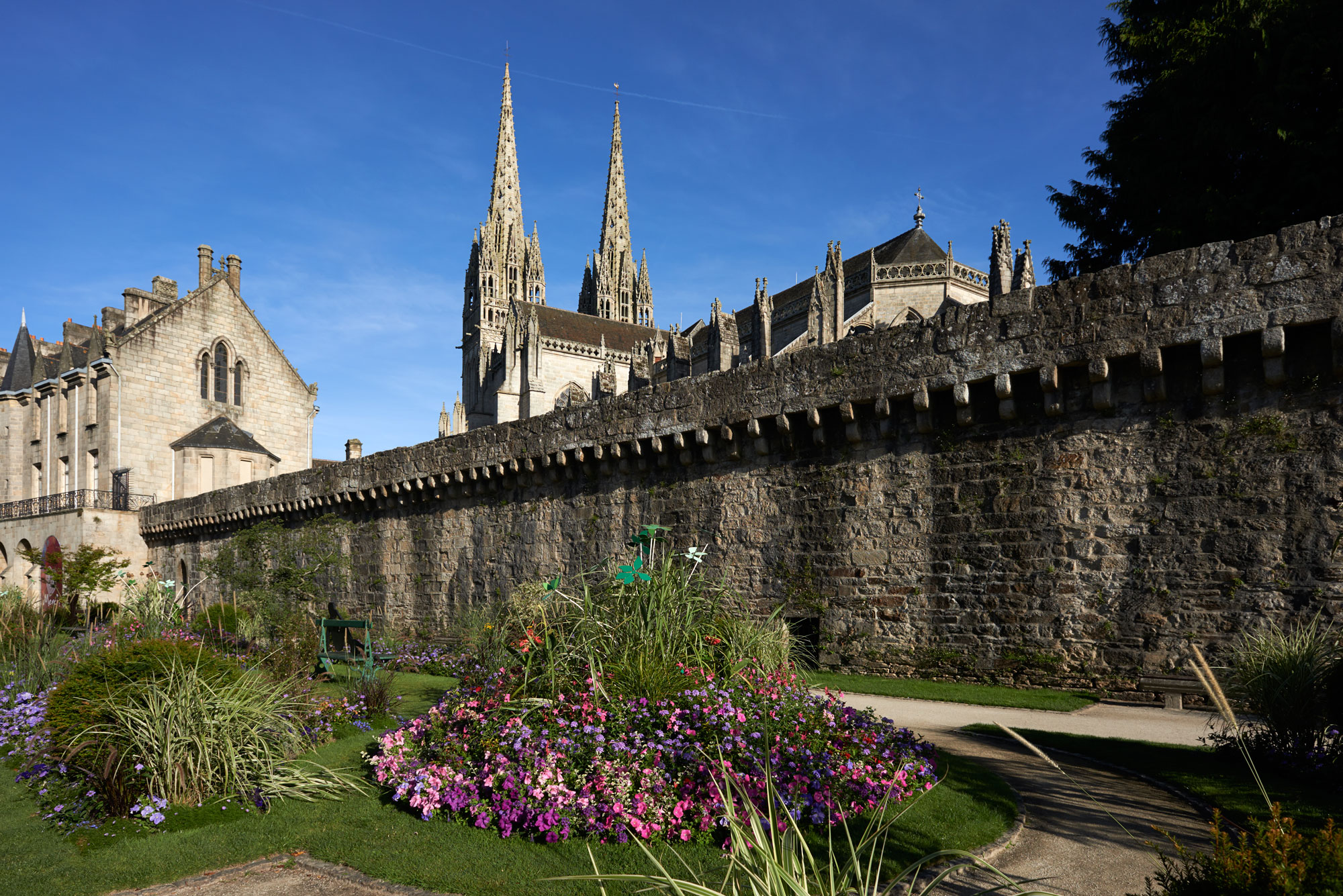 cathedrale-saint-corentin-quimper-jardin-des-remparts-photo-bernard-galeron-(50)